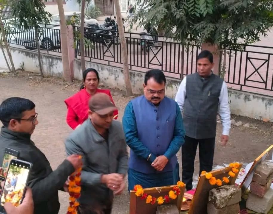 BjpRavindrayati's tweet photo. गर्व, सम्मान और राष्ट्रप्रेम! 🚩
आज #77वें_गणतंत्र_दिवस पर कोलार वार्ड क्रमांक 83 कार्यालय में ध्वजारोहण कर तिरंगे को नमन किया। आप सभी को गणतंत्र दिवस की अनंत मंगलकामनाएं।
यह दिन हमारे संविधान और लोकतंत्र की शक्ति का उत्सव है।
#RepublicDay #KolarCity #Ward83 #ConstitutionDay #NationalPride #India