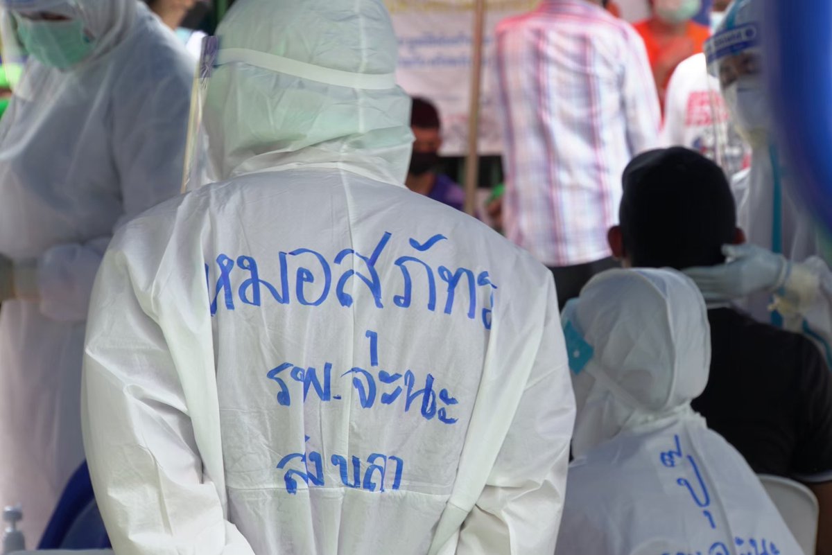 sunaibkk's tweet image. #Saveหมอสุภัทร เตือนความจำ! เมื่อครั้งประเทศไทยเผชิญวิกฤติหนักจาก #โควิด ก็ได้ #หมอสุภัทร และ #ชมรมแพทย์ชนบท ที่ระดมทีมแพทย์ และบุคลากรจากโรงพยาบาลชุมชนทั่วประเทศมาช่วยเหลือชุมชนแออัดในกรุงเทพฯ ให้บริการคัดกรองผู้ป่วย และกระจายยาอย่างรวดเร็ว พร้อมกับตรวจสอบการจัดการวัคซีน…