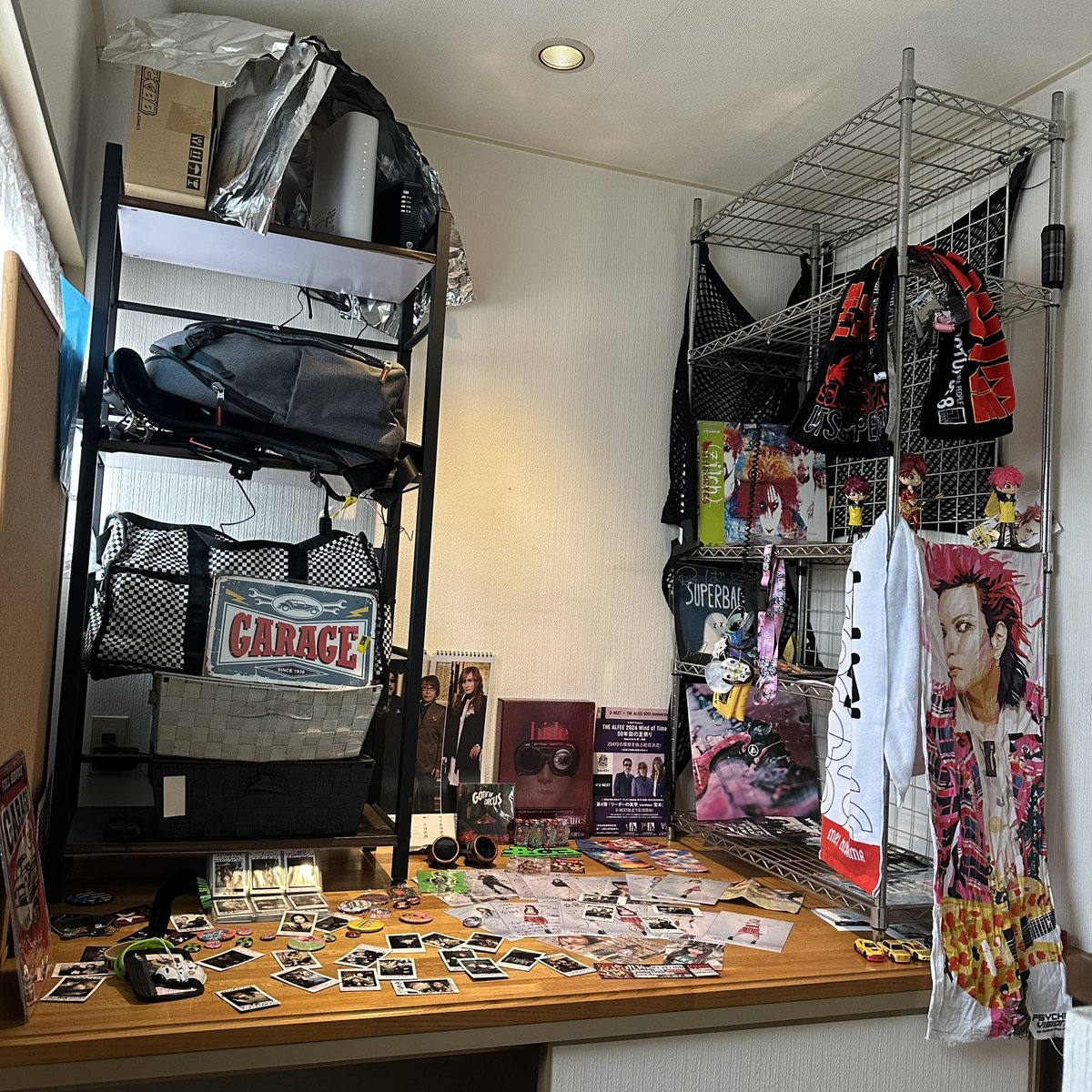 fromkyoto9933's tweet photo. 探し物をしながら、埋もれてそうなコレクション棚を片付けると吉です♪( ´▽`)
見つかりませんでした😭どこに行った❓かなり良い耳栓はーー❗️❓👀
#丑03
#KRD8 #PIGGS
#the alfee
#hide #zilch
#linkin park #我儘ラキア
#loudness #マキシマムザホルモン https://t.co/nBUuzvZ6rH