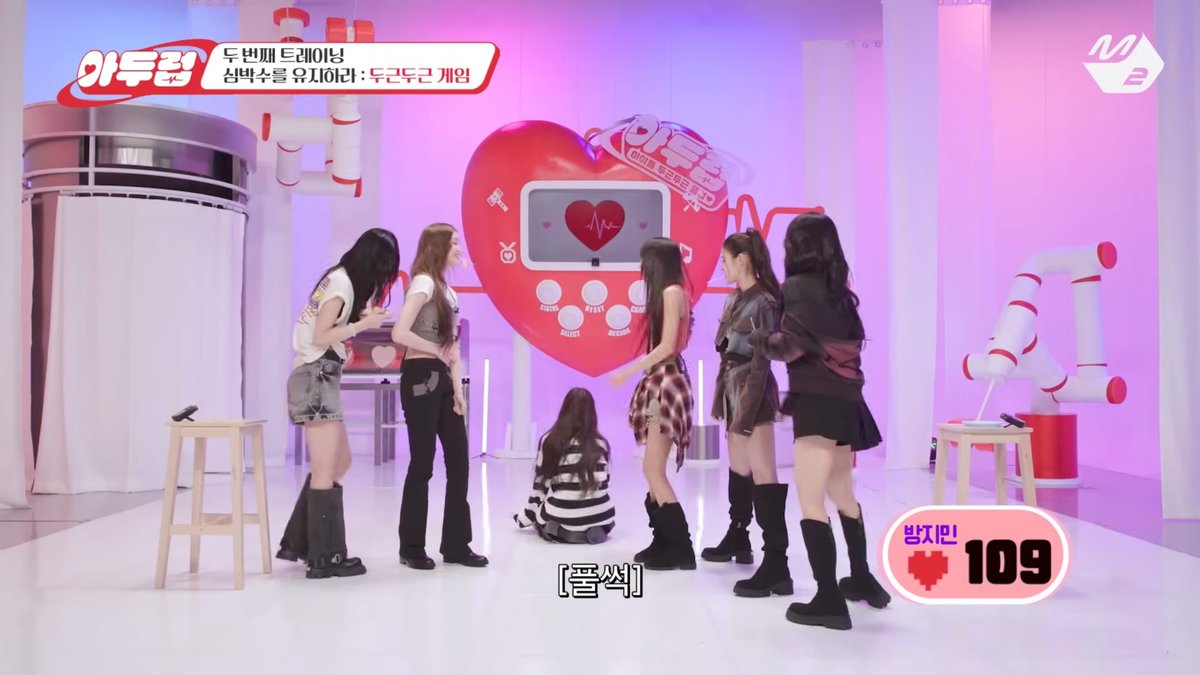 hajeemalatang's tweet image. i wonder what’s going on inside her head every time her severe ijbolism strikes her uncontrollable laughter that lasts forever everyone else moves on and she’s still there laughing all by herself. her brain is just something else 😭