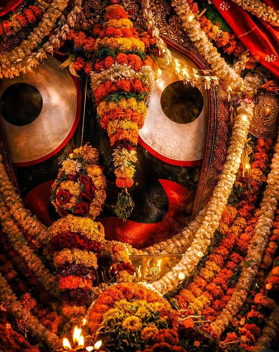 ଏଇଠି ତୋ ପାଖରେ କିଛି ତ ଅଛି,
.
.
ଯାହା ପ୍ରତି ମୁହୁର୍ତରେ ରେ ମାର୍ଗ ଦର୍ଶକ ସାଜୁଛି ଜୀବନ ଦିଗ ର ✍️
#ହେ_ନାଥ 🙏