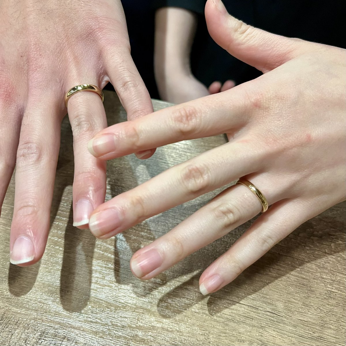 クリエーター友達のMiZ夫婦の結婚指輪をお渡ししてきました。ふっくら丸くて優しい雰囲気のリングをイメージして制作しました。
2人ともとてもセンスのいいクリエーターで、会う度にいつも良い刺激をもらってます。