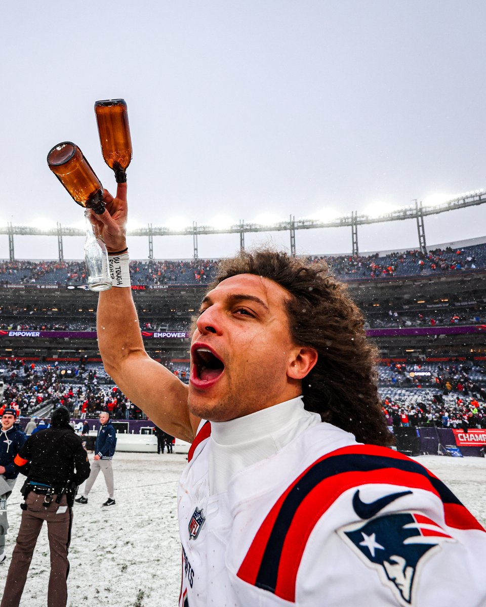 Patriots's tweet image. Warriors off to Santa Clara 🤩

@mackhollins | #NEPats