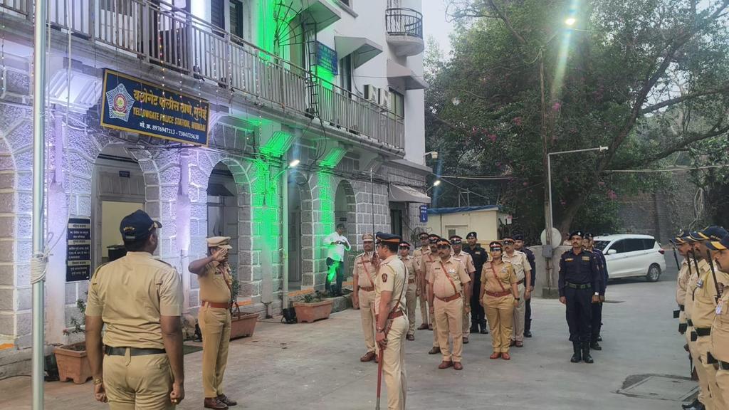 DcpPortZoneMum's tweet image. Flag hoisting by DCP Port Zone at PS Yellow gate.

#77thRepublicDay 
#SpiritOfTheRepublic 
#MumbaiPolice