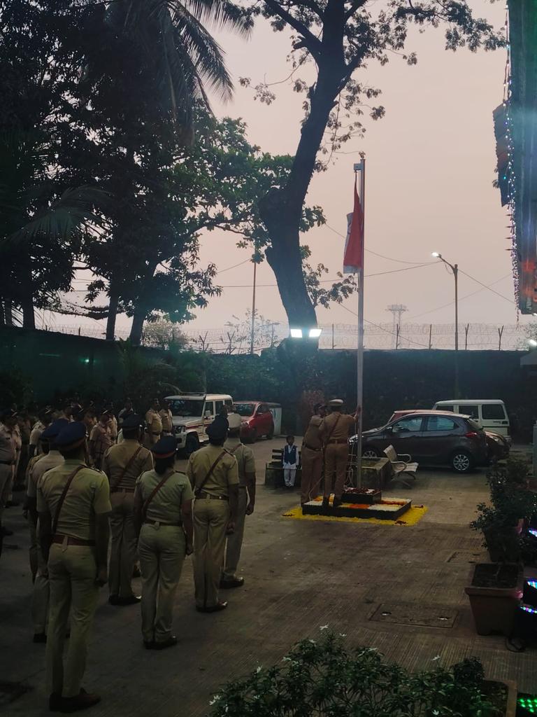 DcpPortZoneMum's tweet image. Flag hoisting by DCP Port Zone at PS Yellow gate.

#77thRepublicDay 
#SpiritOfTheRepublic 
#MumbaiPolice