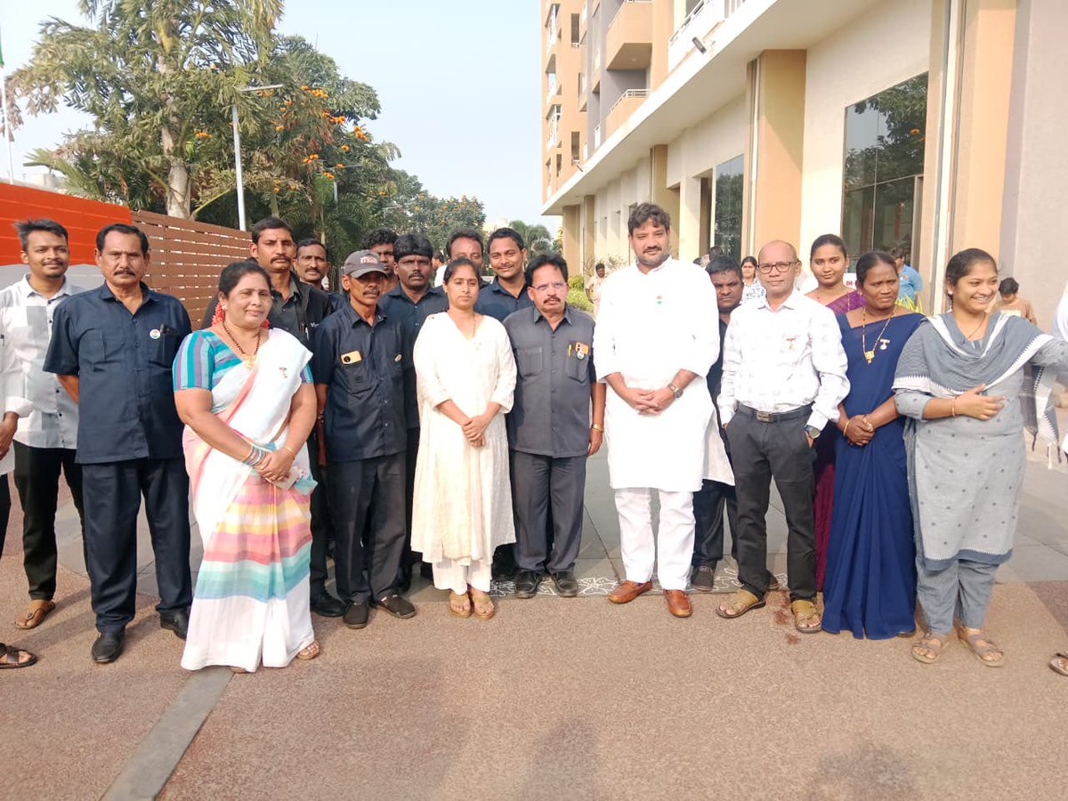 galla_madhavi's tweet photo. గుంటూరు పామ్ స్ప్రింగ్ (జ్యోతిర్మయి) అపార్ట్మెంట్స్ నందు జరిగిన గణతంత్ర దినోత్సవ వేడుకలు హాజరై, జాతీయ జెండాను ఆవిష్కరించటం జరిగింది.
#gallamadhavi
#gunturwestMLA
#RepublicDay
#GantantraDinotsavam
#NationalFlag
#IndianConstitution
#UnityIntegrity @iTDP_Official @naralokesh @ncbn