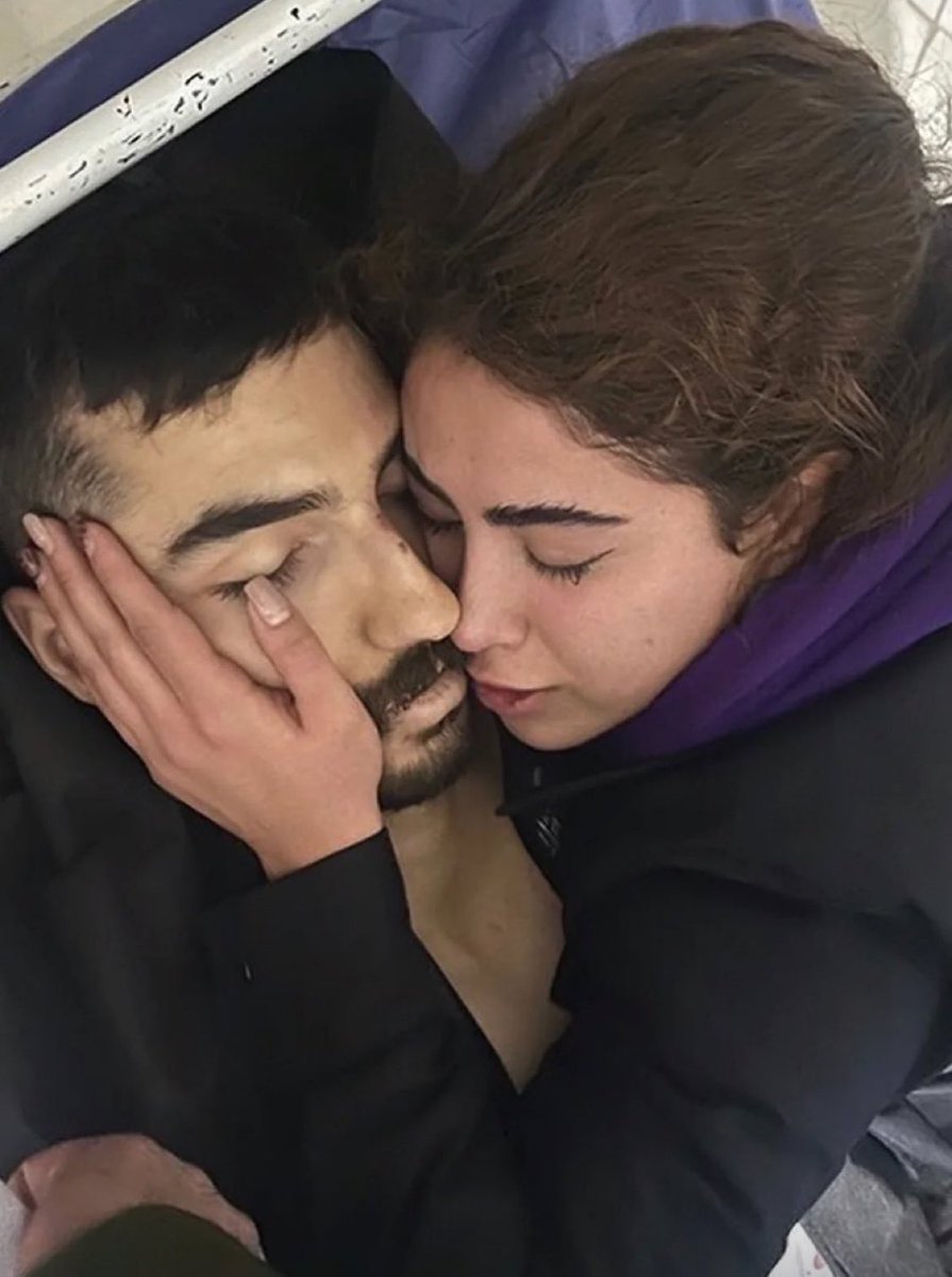آغوشی که قرار بود پناهِ خستگی‌های زندگی باشد، حالا به سوگ‌نامه‌ای بدل شده که در آغوشِ مرگ می‌تپد. معشوقه‌اش او را چنان تنگ در بر گرفته که گویی می‌خواهد با گرمایِ تنِ خویش، جانِ رفته را به متین بازگرداند. این بوسه بر پیشانیِ سردِ وطن، عهدی‌ست که نه با خاک دفن می‌شود و نه با گلوله