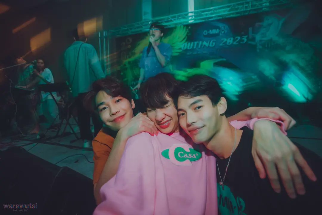 kapalkucupaps's tweet image. Gun with his two favorite childs, NgumNgum and OneOne

#GunAtthaphan #dew_jsu #winmetawin