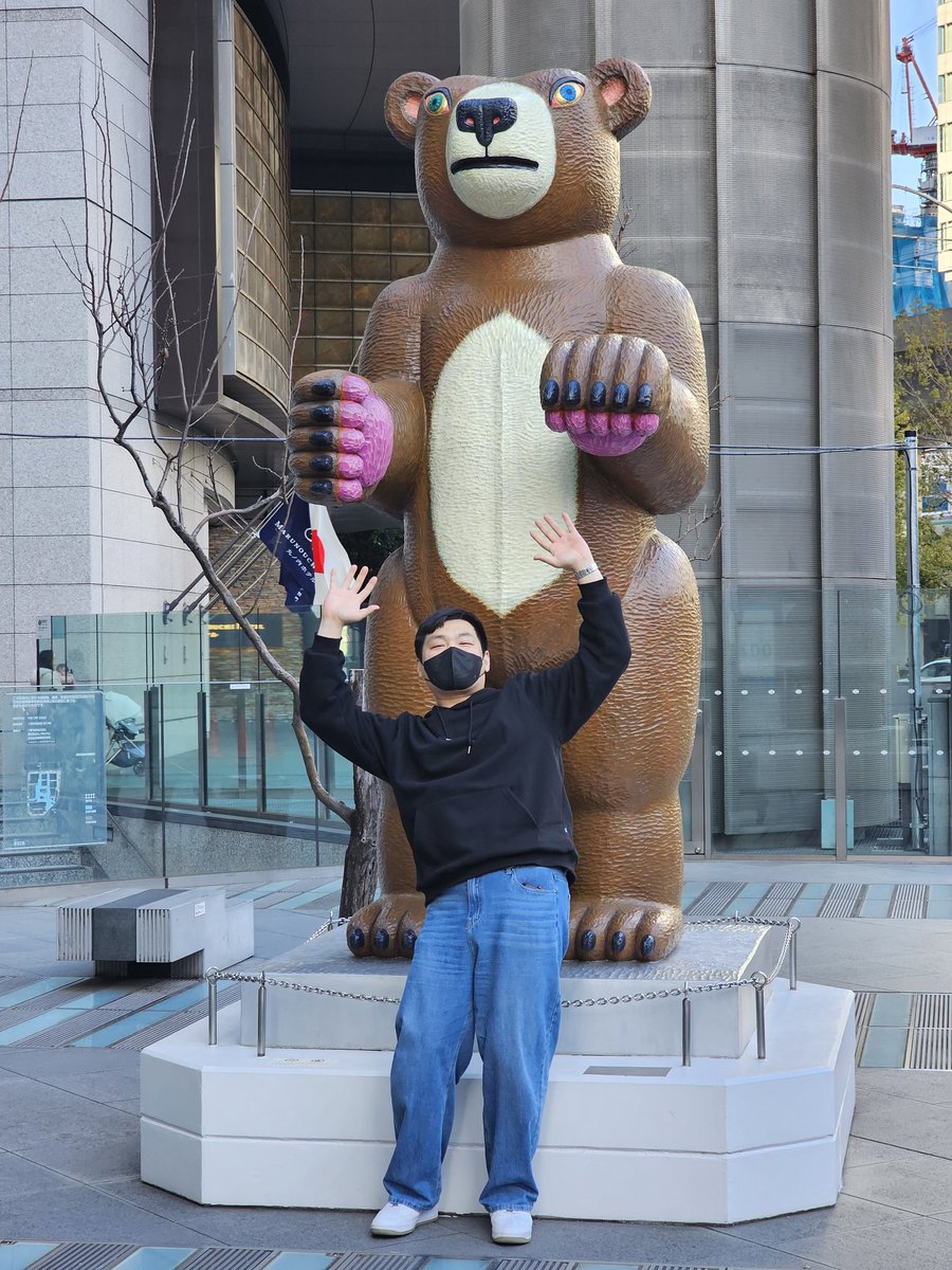info059's tweet image. 도쿄 마루노우치 오아조 앞에 있는 곰돌이. (걸쳐 앉지도 기대지도 않았습니다 착시주의)