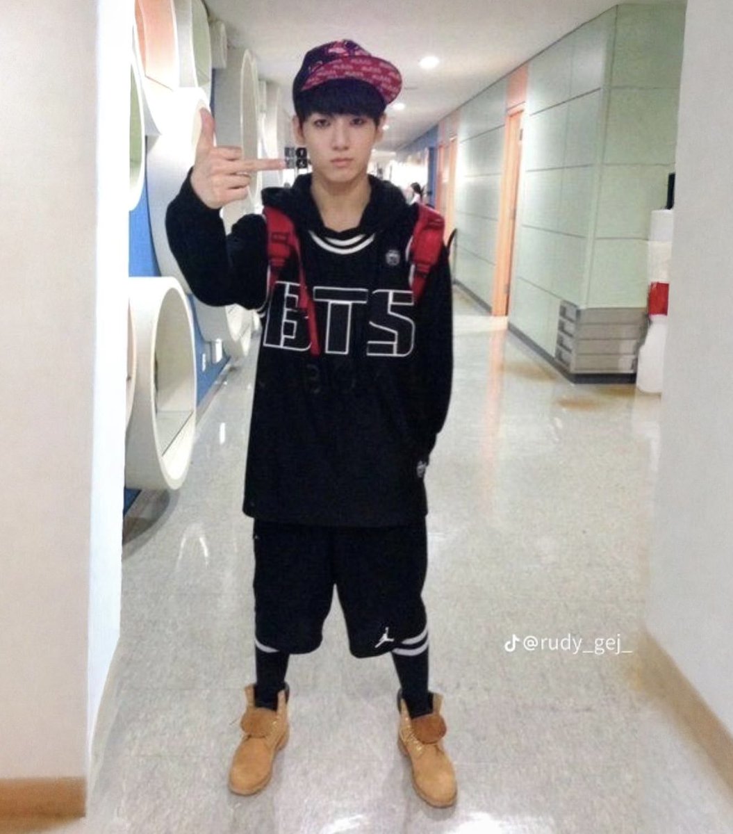 taetaefeeds's tweet image. best believe i will show up with either one there is no in between