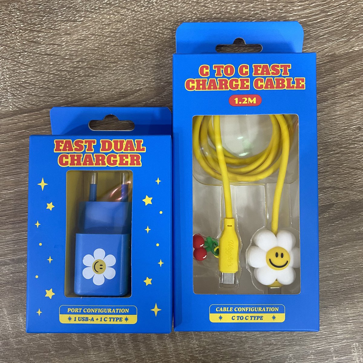 oat_hathaiwan's tweet image. สั่งหัวชาร์จสีน้ำเงินเข้มมาจากร้าน Shopee : girlsvibes ใหม่กริบในแพ็คเกจ ได้มาในราคาน่ารัก ราคา 545บาท+รวมส่ง

ซื้อสายจากอีกร้าน ราคา 434บาท+รวมส่ง ใช้คู่กันแมชมาก สายชาร์จสีเหลือง ตัดกับดอกเดซี่สีขาว มีเชอร์รี่ห้อยมาน่ารัก

#wigglewiggle #fastdualcharger #chargecable