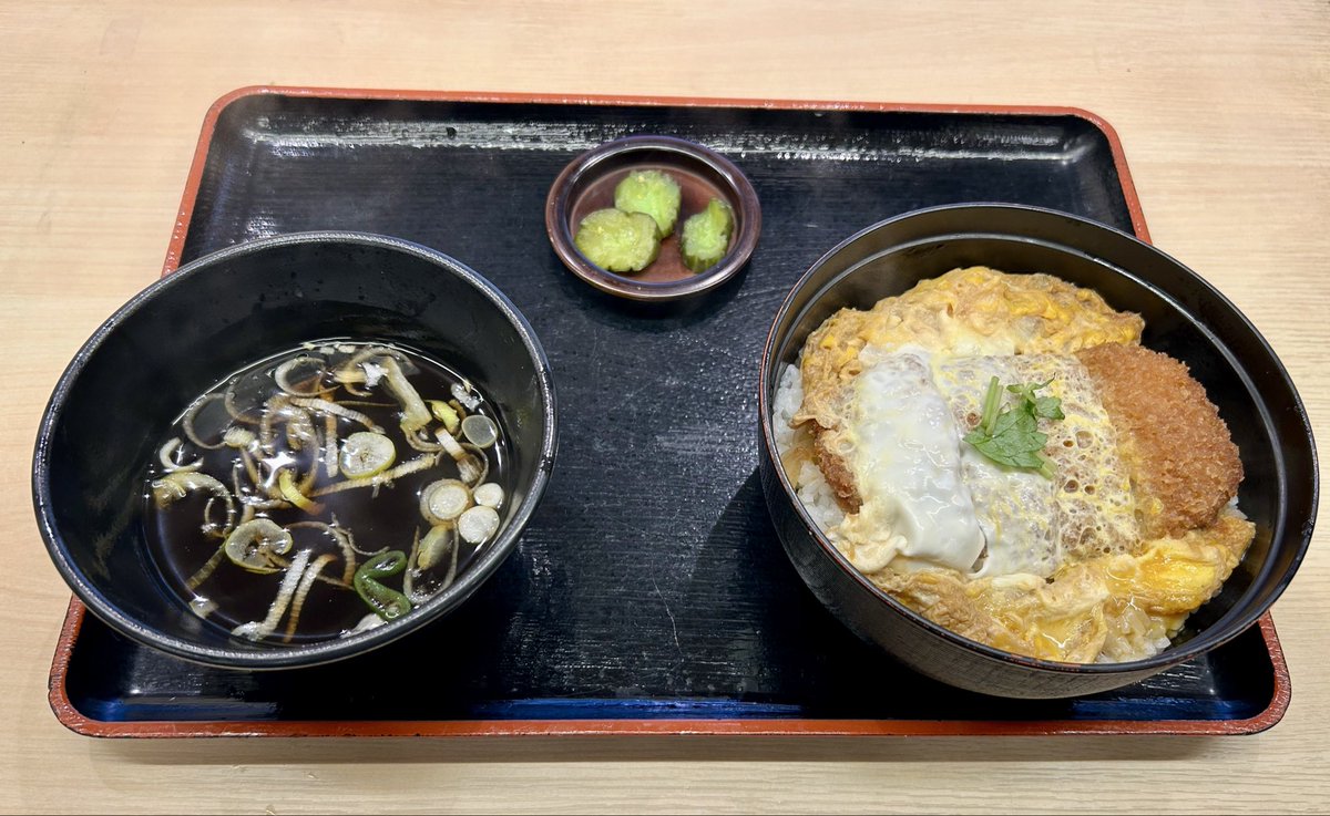 MetroanOfficial's tweet photo. お腹が空いた時はガツンと丼ぶりメニューがおすすめです‼️
本日は「カツ丼」をご紹介🍚
サクサクなトンカツを甘辛いタレとふわふわ卵🥚でとじた一品です😋
熱いツユも付いていますので身体も温まります☺️
たくさん食べて寒い冬を乗り越えていきましょう❗️🙌🙌 https://t.co/hRpi38KrOa