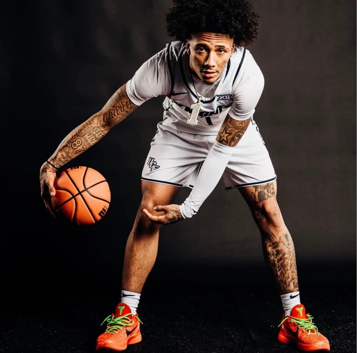 backndfendi's tweet image. Popular Basketball star (Mikey Williams) has allegedly been shot and is currently in critical condition due to a drive by shooting … There’s rumors it was gang related 😳🤦🏽‍♂️

Pray for Mikey 🙏🏽🙏🏽