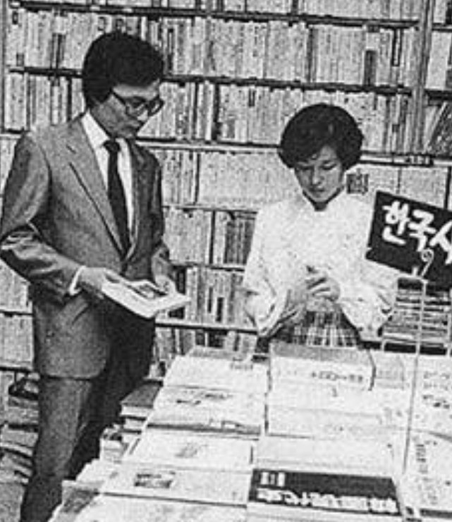 cybertruck02093's tweet image. 조국

이해찬 총리님은 1978년 26세 청년으로 서울 신림동에 사회과학전문서점인 ‘광장서점’을 열었다. 

’민주화를 위한 청년연합‘ 기관지인 &amp;lt;민주화의 길&amp;gt; 등 팜플렛을 사러 갔다가 뵌 것이 첫 만남이었다. 

서점 주인과 대학생의 만남. 두꺼운 안경테 안의 눈빛이 강렬한 분이셨다. 한참 뒤 나이…