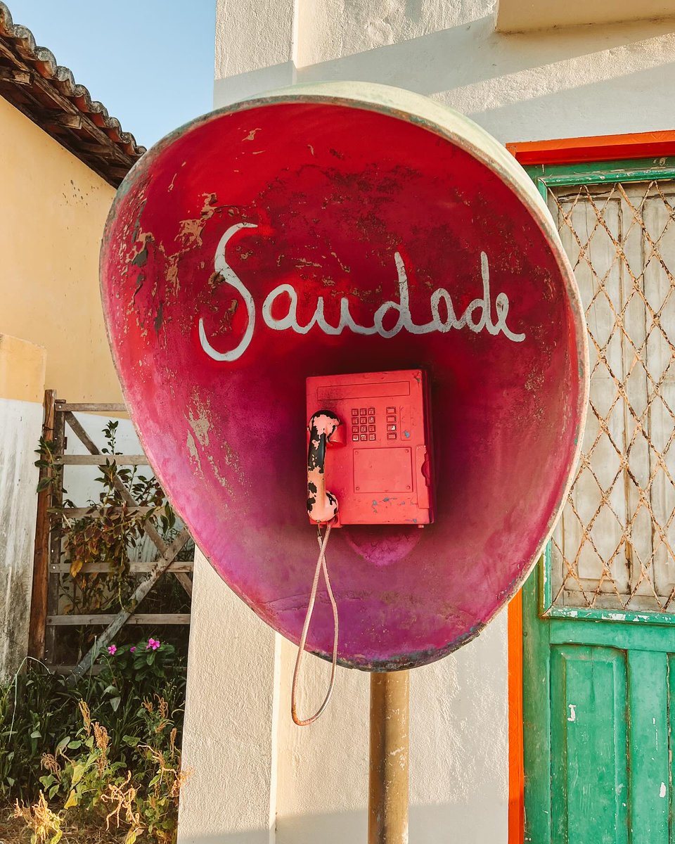 Você já usou um orelhão, ficou na fila, ouviu conversa alheia e esperou sua vez?
Eles estão sumindo e até 2028, desaparecerão do Brasil.

Quem viveu, viveu. 📞