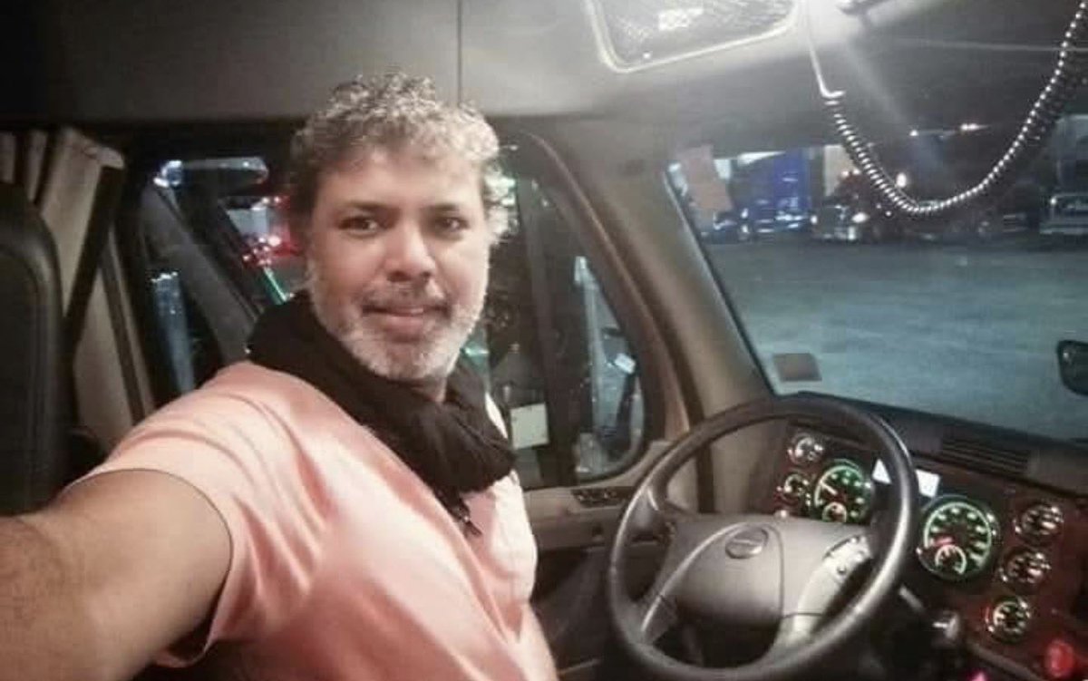 SajidPitafi's tweet photo. عاشر عظیم ، کرسچن کمیونٹی کا ایک فرد تھا، پی ٹی وی کے مشہور ڈرامہ سیریل دھواں میں مرکزی کردار ادا کیا! CSS کرکے کسٹمز میں افسر بنا، رشوت ستانی کا بازار گرم تھا، کسٹمز کے بڑوں کو مشورہ دیا کہ رشوت ختم کریں، چیئرمین نے عاشر کو نظام تیار کرنے کا حکم دیا، عاشر دن رات ایک کر کے ایسا نظام بنانے میں کامیاب ہوا جس سے رشوت کے راستے بند ہو سکتے تھے! محکمہ کے افسران عاشر کے دشمن بن گئے، نیب کے ذریعے عاشر کو گرفتارکر لیا گیا، ان پر ناجائز کمائی کا الزام لگا اور حساب لیا جاتا رہا، پھر جیل سے رہا ہو گیا۔ عاشر بضد تھا کہ اپنی بیگناہی ثابت کروں گا اور بحال ہو کر دم لوں گا، بااثر افسران کا خیال تھا کہ رہائی کے بعد یہ بھی ملک سے بھاگ جائے گا جب ایسا نہ ہوا تو اس پر غداری کے مقدمات اور دشمن ملک کی خفیہ ایجنسیوں سے رابطے کے الزامات لگا دیئے گئے اور پھر گرفتار کر لیا گیا، اس کیس میں سے بھی کچھ نہ نکلا اور وہ رہا ہو گیا۔ اس نے قرض لے کر ایک فلم مالک بنائی جس میں پاکستان کی اشرافیہ کو للکارا، اس فلم کی نمائش نہ ھونے دی گئی اور عاشر کا سرمایہ ڈوب گیا، آخرکار وہ دن بھی آگیا جب عاشر پر لگنے والے تمام الزامات بے بنیاد ثابت ہوئے اور وہ کئی برسوں بعد اپنے عہدے پر بحال ہوا۔ عاشر خودکو بیگناہ ثابت کرنا چاہتا تھا وہ کامیاب ہو گیا لیکن بقول عاشر مزید ہمت نہیں تھی، بحالی کے چار دن بعد اپنے عہدے سے استعفی دیا اور خاندان سمیت کینیڈا منتقل ہو گیا۔ پاکستان کا یہ عظیم فرزند اور ذہین دماغ کینیڈا میں ٹرک چلا کر اپنی فیملی کی کفالت کرنے اور مالک فلم بنانے کے لیے لیا گیا قرض اتارنے میں مصروف ہے۔

#قراةالعین زینب ایڈووکیٹ