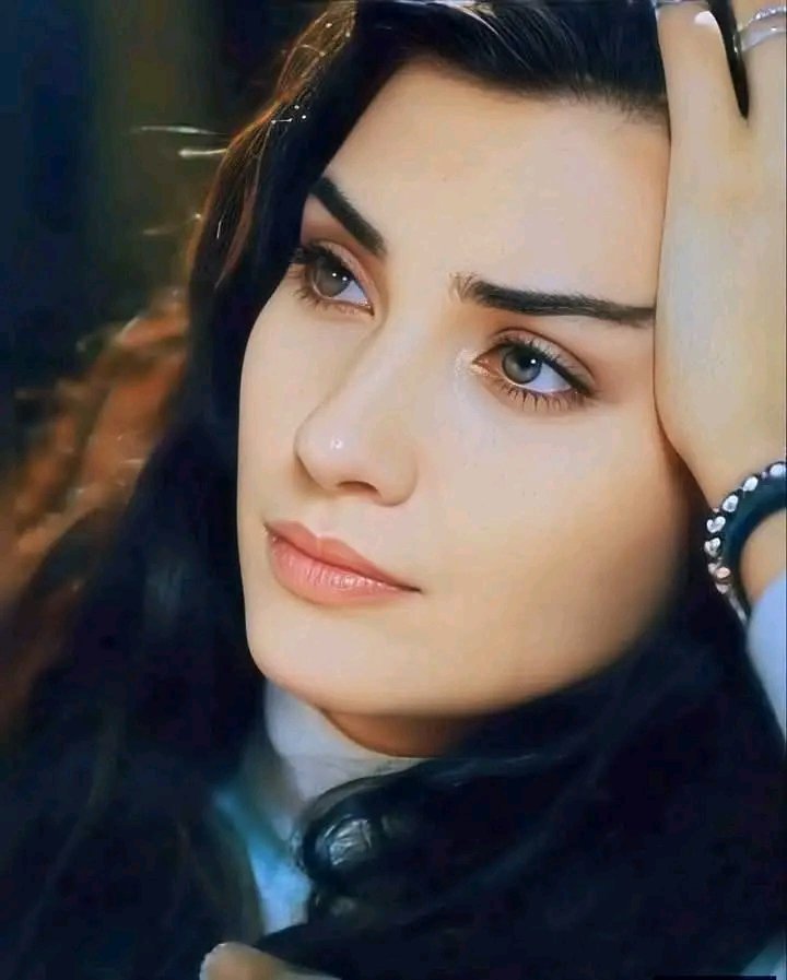 ما كان حُبًا من النظرة الأولى بقدر ما كانت طمأنينة من الدرجة الأولى..
مثل أن ينظر المرء إلى شيء ويستريح بهِ...