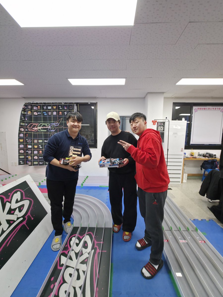 Kh1Mini4wd's tweet photo. GGP!
오랜만에 5레인 재밌었습니다!
운이 좋아 입상까지! https://t.co/4XQeDrcQS5