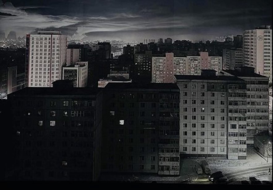 rdavaadorj's tweet photo. “Сонгогдоод дураараа дургиж байвал тэнэг ард түмэнд юу ч гэж амласан яадаг юм” гэх уриатай намын мөрийн хөтөлбөрөөс:

Засгийн эрхийг 2016 оноос хойш тасралтгүй 10 жил барьж буй “Монгол Ардын Нам” 2016-2020, 2020-2024 оны мөрийн хөтөлбөртөө эрчим хүчний дотоодын хэрэгцээгээ бүрэн хангаад зогсохгүй, экспортлогч улс болно гэж амлаж байв. 

МАН-ын 2016 оны УИХ-ын сонгуулийн мөрийн хөтөлбөр:

‼️Улс орны өсөн нэмэгдэж байгаа эрчим хүчний хэрэгцээг тасралтгүй, найдвартай хангаж, цаашид эрчим хүч экспортлогч орон болно. 
‼️Улаанбаатарын 5 дугаар цахилгаан станц, Тавантолгой, Багануур, Бөөрөлжүүт, Тэвшийн говийн дулааны цахилгаан станцуудыг барина. 
‼️Сэргээгдэх эрчим хүчний үйлдвэрлэлийг нэмэгдүүлж нар, салхин цахилгаан станц, Эгийн гол болон Ховд голын усан цахилгаан станцуудыг барина. 

МАН-ын 2020 оны УИХ-ын сонгуулийн мөрийн хөтөлбөр:
‼️Эрчим хүчний хэрэглээг дотоодоос бүрэн хангаж, эрчим хүч экспортлогч болох суурийг тавина. 
‼️Багануурын 400МВт -ын хүчин чадалтай цахилгаан станц болон Улаанбаатар хоттой холбох цахилгаан дамжуулах агаарын шугам барьж дуусгана. 
‼️Эрдэнэбүрэнгийн 90 МВт усан цахилгаан станц болон цахилгаан дамжуулах агаарын шугам барина. 
‼️Таван толгойн 300 МВт-ын цахилгаан станц байгуулна. 
‼️Эгийн голын 315 МВт-ын хүчин чадал бүхий усан цахилгаан станц төслийг эхлүүлнэ
