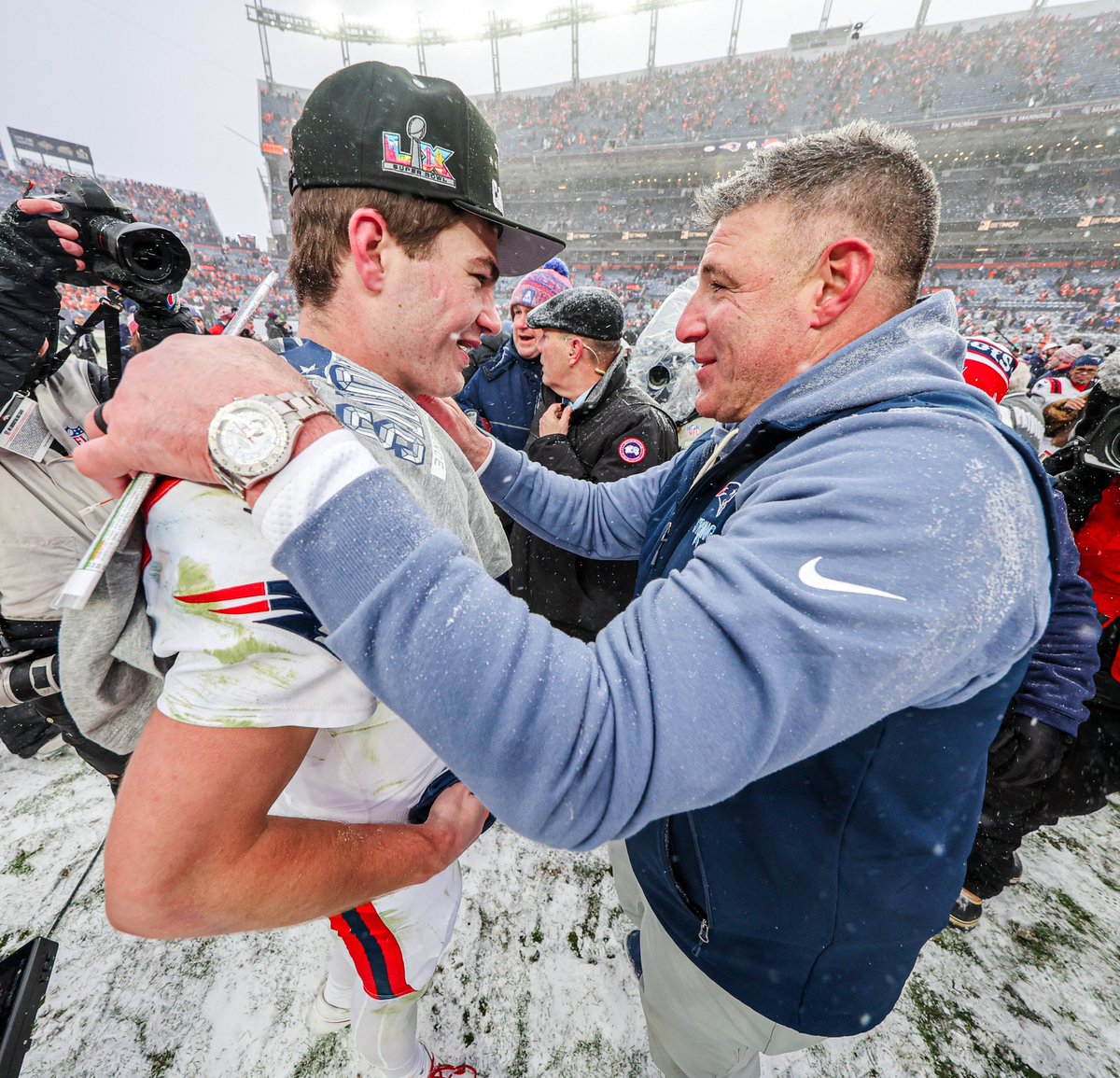 gonzalez_a90127's tweet image. En camino al SB, New England ha vencido a:

- Chargers (Defensiva #5)
- Texans (Defensiva #1)
- Broncos (Defensiva #2)

Drake Maye necesita mejorar mucho en el SB, pero no debemos minimizar lo que han conseguido en su primera temporada completa como titular.