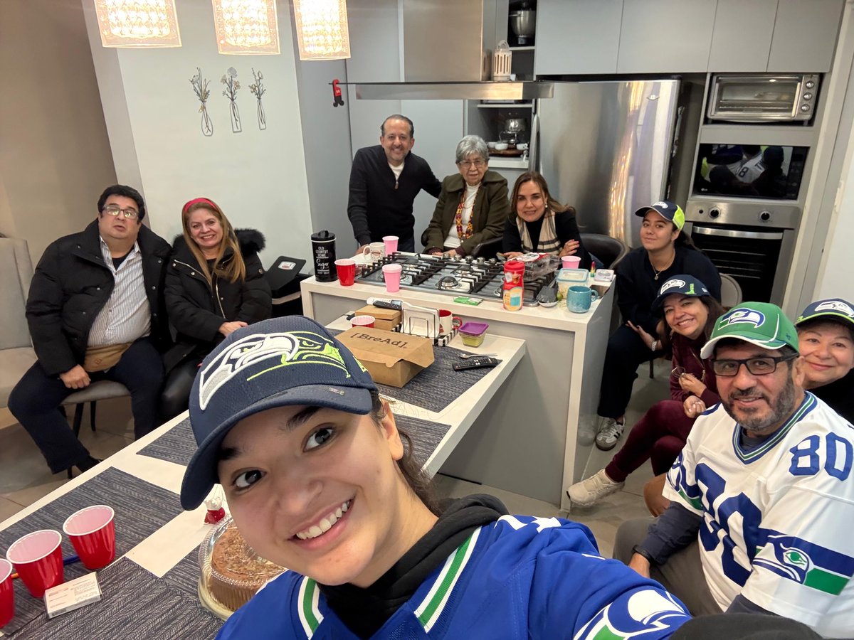 PEPO76's tweet photo. Vamos Sea Hawks !!! #foximpactonfl #family https://t.co/gSIwBdZKWm