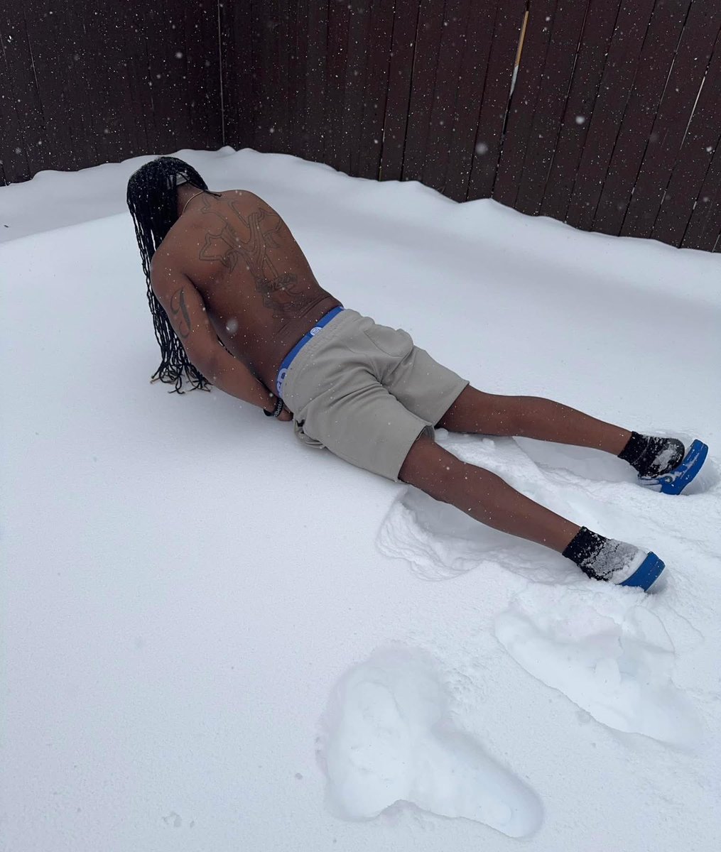 Cxrbin's tweet image. yep definitely more then 5 inches of snow