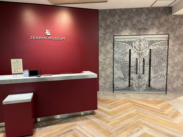 ZENRIN_official's tweet photo. 企業名がついてるのに自社のこと少しも触れず、西洋からみた昔の日本とか伊能忠敬先生が成し遂げた成果など、昔の地図とともにその歴史を通して地図の存在価値や楽しさを伝える、地図オンリーの攻めた博物館があるんですよ。
　
ゼンリンミュージアムっていうんですけども🙄 https://t.co/SgI4eMDVVm