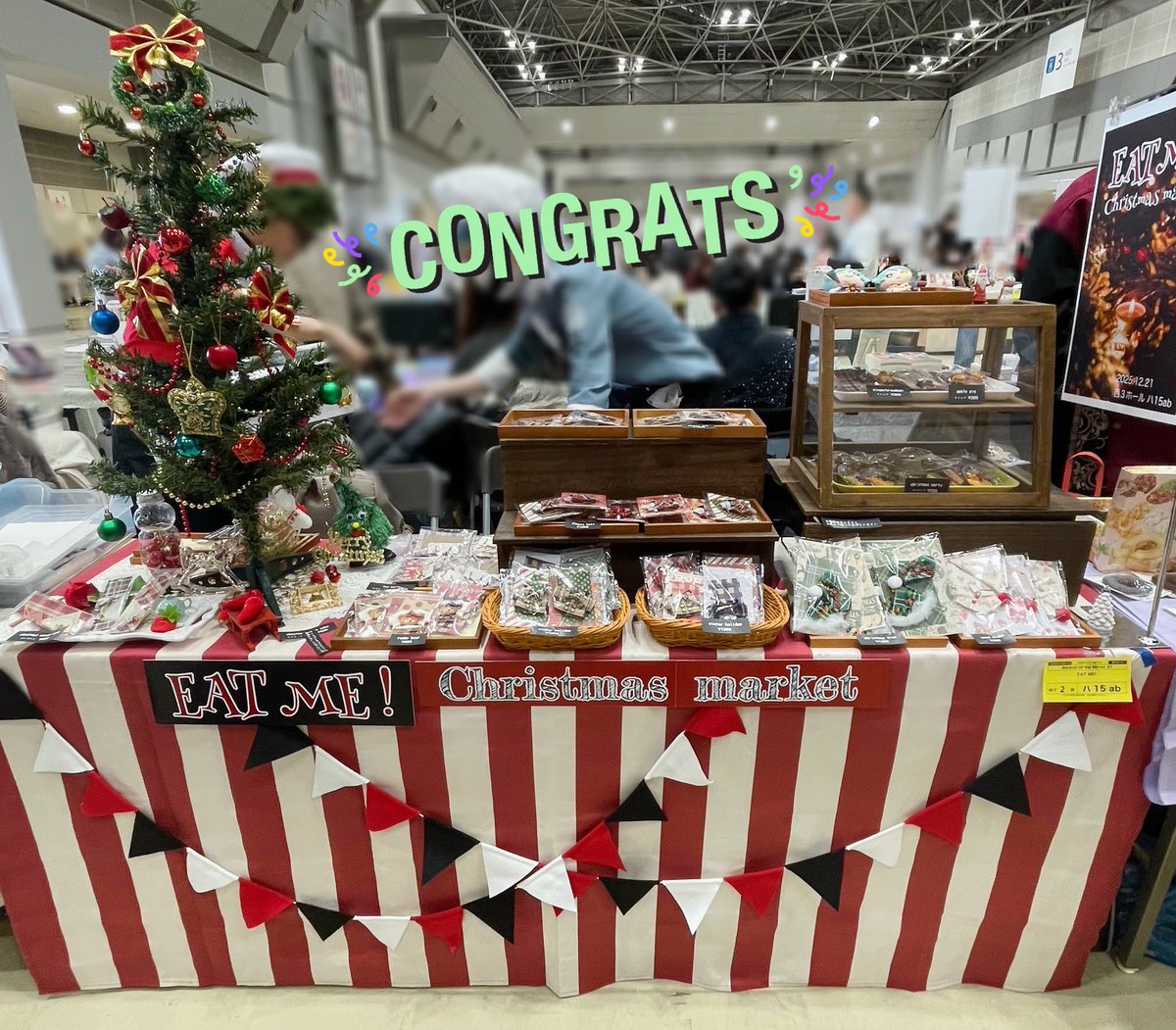 Ozz_Magnolia's tweet image. サークル参加していると『どうやってディスプレイとか運んでるんですか？』ってよく聞かれるのですが、ホームセンターで三方(縦＋横＋奥行)ギリギリ140cm以内のダンボール📦を買ってきてそこに詰めて送ってます。
棚は100均の折り畳みキッチンラックや木の板＋アクリル台なので嵩張りません♪