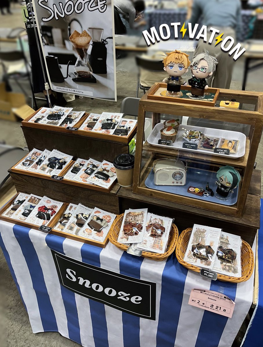 Ozz_Magnolia's tweet image. サークル参加していると『どうやってディスプレイとか運んでるんですか？』ってよく聞かれるのですが、ホームセンターで三方(縦＋横＋奥行)ギリギリ140cm以内のダンボール📦を買ってきてそこに詰めて送ってます。
棚は100均の折り畳みキッチンラックや木の板＋アクリル台なので嵩張りません♪