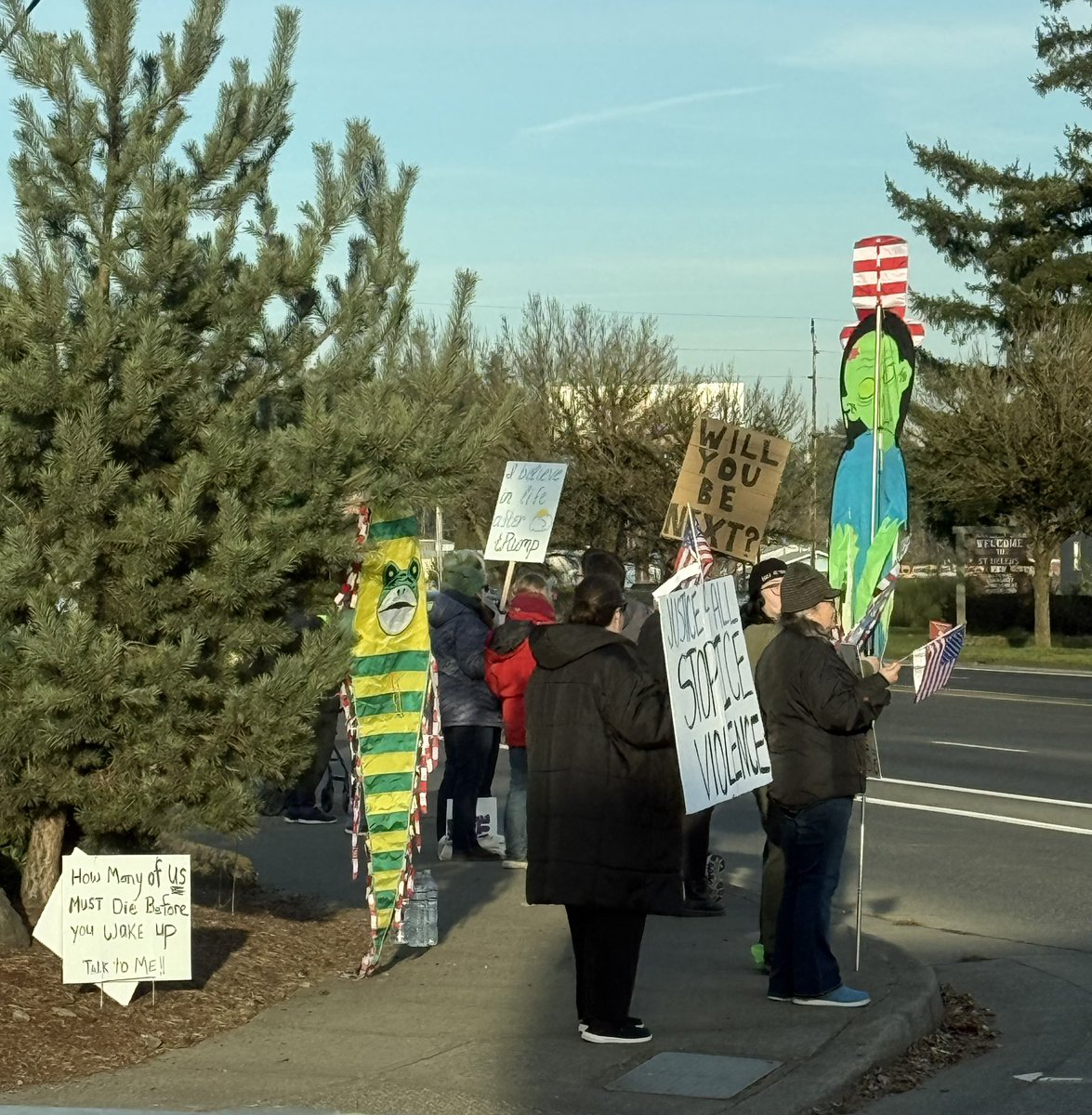 tarenfeist's tweet photo. Anti-ICE protesters in St. Helens, Oregon — happening now. 🐸

I’m a conservative. And today I chose to spend my Sunday in church with my daughter, throwing a chuck roast in the crockpot for family dinner, getting the house in order, doing laundry, grocery shopping for the week, and cleaning up the yard.

That feels like a win.

You can spend your Sunday standing in the cold shouting at cars. I’ll be building a home, raising my kids, and living real life.