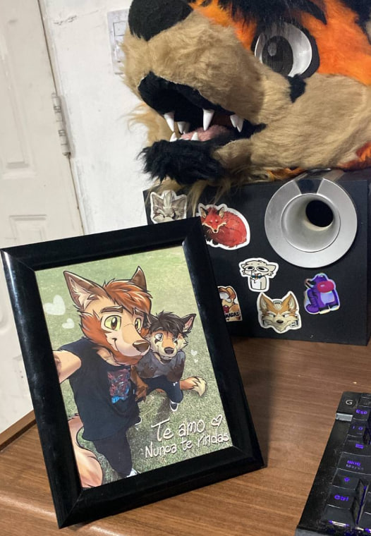 Today I'm posting this little drawover that was a gift for my boyfriend for our two and a half years together 💖🦊