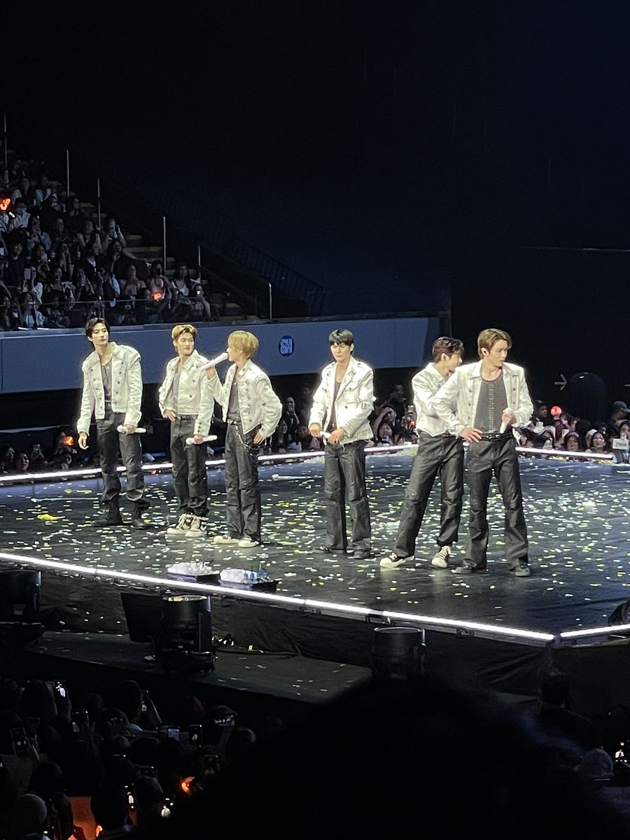 LeeJemsiee's tweet image. And that’s it. My last 2 weeks (2 concerts) in 2 pictures xD