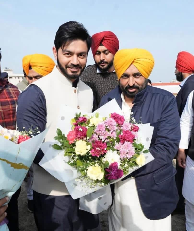 Vicky99781171's tweet photo. ਪੰਜਾਬ ਦੇ ਹਰਮਨ ਪਿਆਰੇ ਮੁੱਖ ਮੰਤਰੀ ਸਰਦਾਰ ਭਗਵੰਤ ਸਿੰਘ ਮਾਨ ਜੀ ਦਾ ਅੱਜ 'ਸੰਤਾਂ ਦੀ ਧਰਤੀ' ਹੁਸ਼ਿਆਰਪੁਰ ਪਹੁੰਚਣ 'ਤੇ ਨਿੱਘਾ ਸਵਾਗਤ ਅਤੇ ਜੀ ਆਇਆਂ ਨੂੰ!
ਪੰਜਾਬ ਨੂੰ ਮੁੜ 'ਰੰਗਲਾ ਪੰਜਾਬ' ਬਣਾਉਣ ਲਈ ਤੁਹਾਡੇ ਵੱਲੋਂ ਕੀਤੇ ਜਾ ਰਹੇ ਯਤਨ ਅਤੇ ਲੋਕ-ਪੱਖੀ ਫੈਸਲੇ ਸ਼ਲਾਘਾਯੋਗ ਹਨ। ਹੁਸ਼ਿਆਰਪੁਰ ਵਾਸੀਆਂ ਵੱਲੋਂ ਤੁਹਾਡਾ ਤਹਿ ਦਿਲੋਂ ਸਵਾਗਤ https://t.co/waRhqf88az