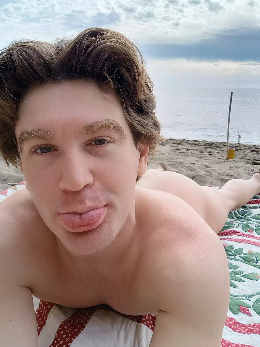KikiPoses's tweet photo. Beach day 🌞🌊🏖️🐚 https://t.co/Indv3iMz7K