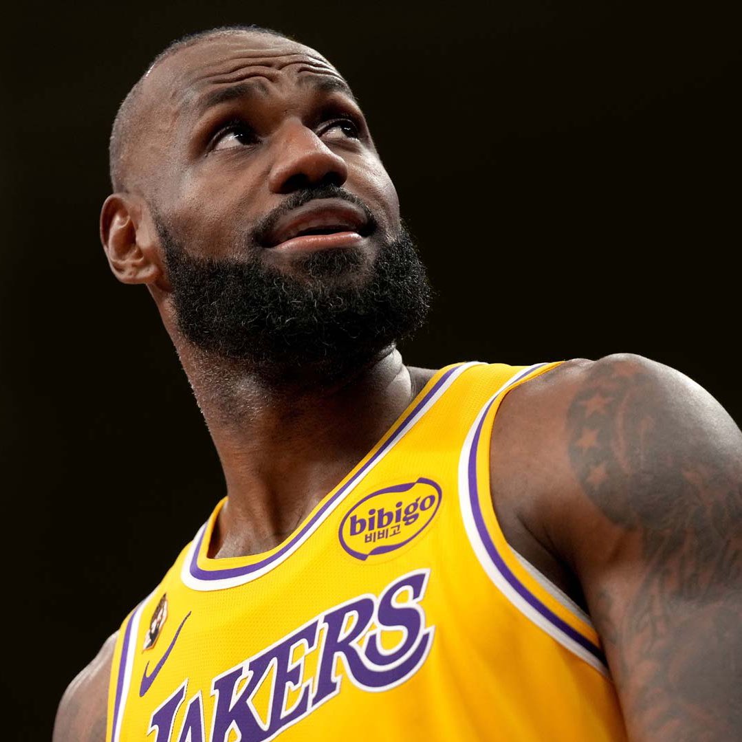 BronMuse's tweet image. LeBron James career points by stop:

17,332 — 1st Stint Cavs
10,257 — Miami
10,360 — 2nd Stint Cavs
13,126 — Lakers

The most consistent athlete in sports history.