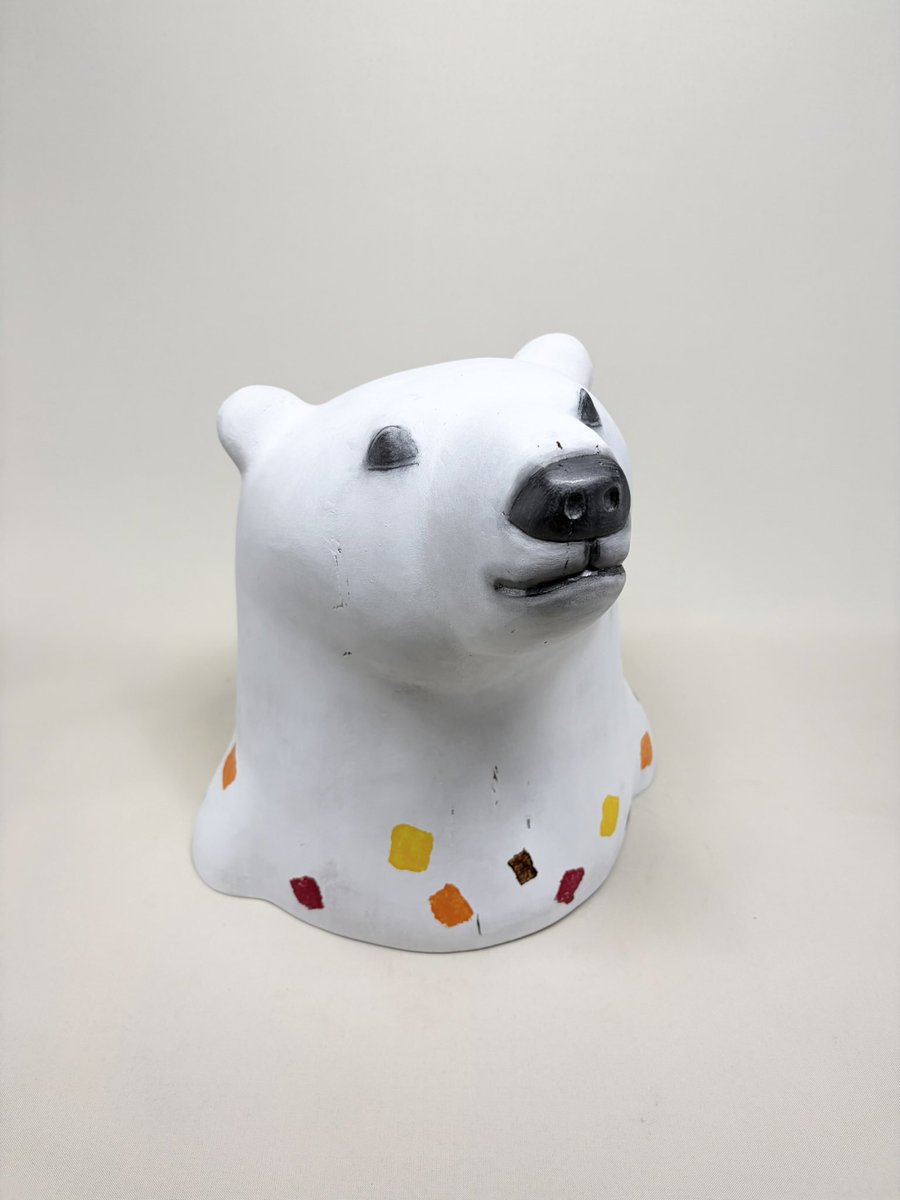 シロクマ〉 h31×w30×d30cm／楠、アクリル絵具／2026 『Bear Bear Bear