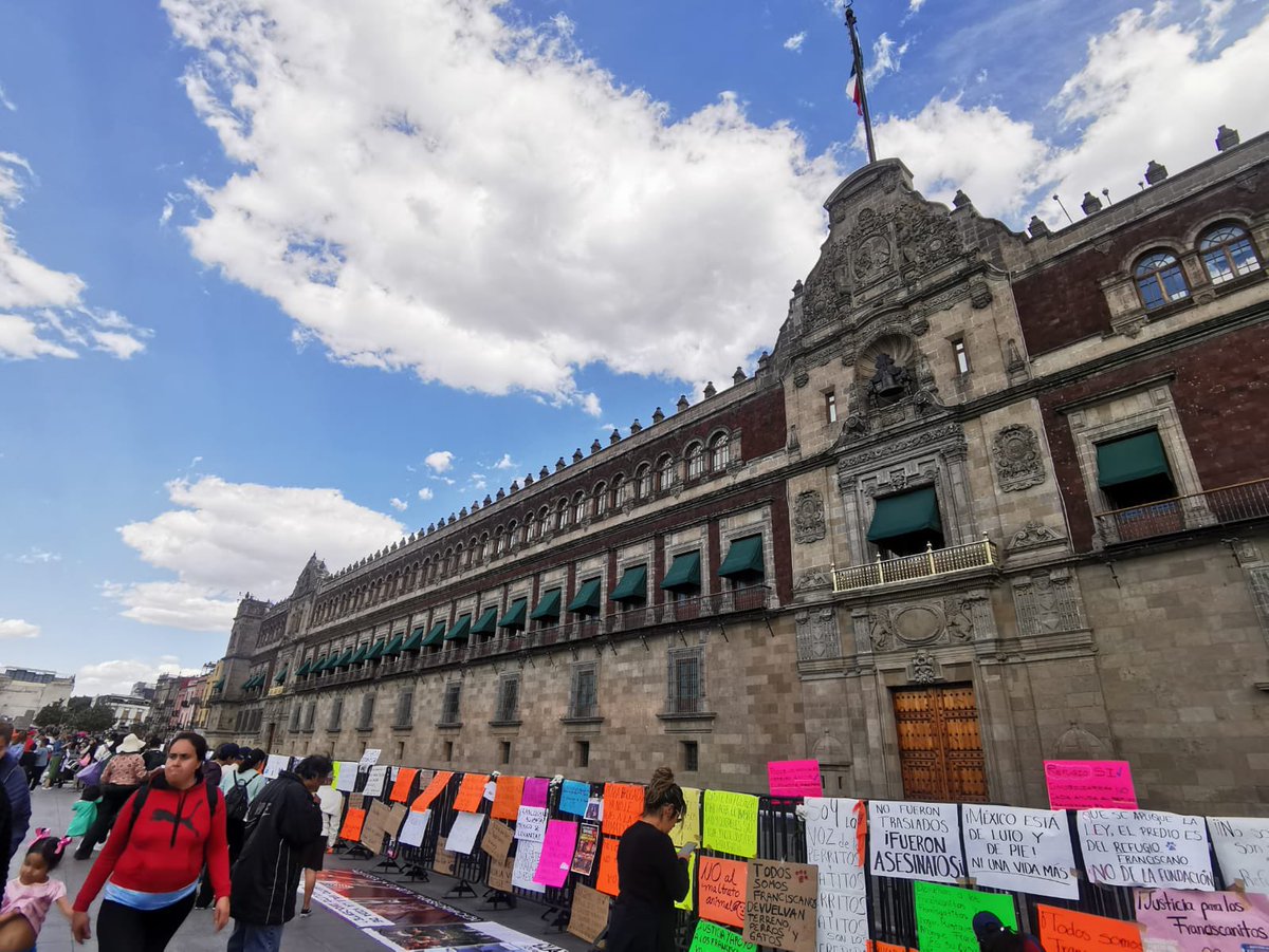 AbejorroMedia's tweet photo. Este domingo, #activistas defensores de los derechos de los animales marcharon del Monumento a la Revolución rumbo al Zócalo capitalino para exigir transparencia en el manejo de los animales rescatados del #RefugioFranciscano.

Cerca de 500 personas se manifestaron frente a Palacio Nacional, donde colocaron pancartas con consignas como “No fueron trasladados, fueron asesinados” y “No son números, son vidas”.

La movilización, denominada “Marcha Nacional por los Seres Sintientes”, contó con la participación de diversas organizaciones, entre ellas: Tiempo Animal MX, Alerta Amber Canina México, Colitas de Gua y Mia, Fundación Intermedio Ambiente, Red Animal MX, Alianza Nacional Un Millón de Esperanzas y la Asociación Hondureña Protectora de los Animales.

Info: @kaosanwar
Imágenes: redes sociales
