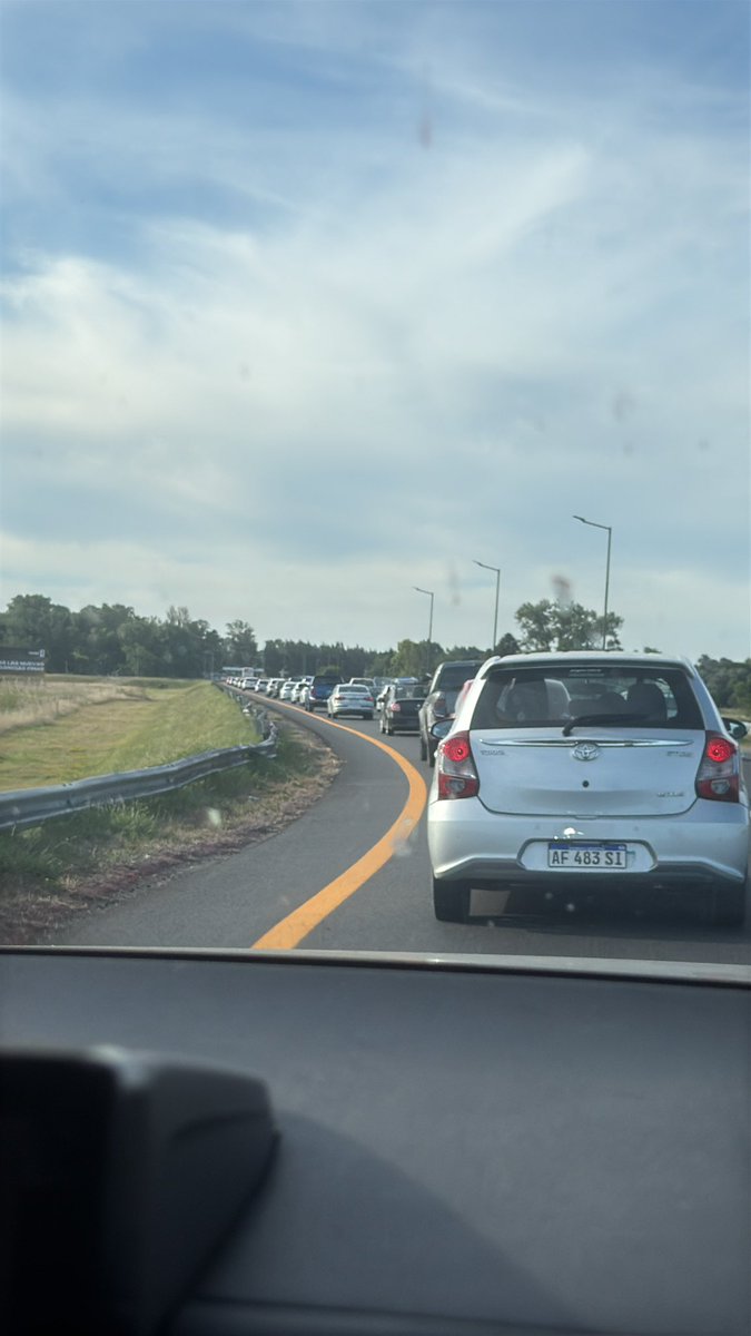 ⛱️ La discusión de “NO HAY GENTE la Costa” se salda con el tránsito en la ruta. Hoy, día de calor y playa, cientos de autos regresando x Autovía 2 y ruta 11 a CABA. Entre las 13 y las 21 tránsito intenso. Tardamos +7 horas para llegar de Los Troncos en MDQ a Palermo (424 km) 🔥