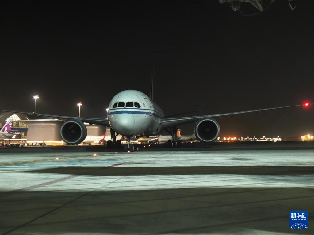 國航北京至阿布扎比直飛航線正式開通】日前，隨著一架搭載278名乘客的中國國際航空公司客機降落在阿聯酋阿布扎比扎耶德國際機場 ，國航北京至阿布扎比直飛航線順利完成首航，標誌著中國、阿拉伯聯合酋長國首都之間首次實現由中國航司執飛的直達互聯。該航線採用波音787機型 ...