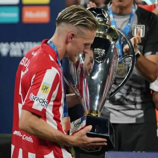 PedroSc70's tweet image. Es verdaderamente una lástima todo lo que está pasando con el Ruso Ascacibar. Pero uno es esclavo de sus palabras, como paso con Rojo 😕

Tenía todo para ser ídolo pero si siendo capitán y referente del club te queres ir no llegas ni a la mitad🇦🇹

Reiteró, una lástima 💔 #EDLP