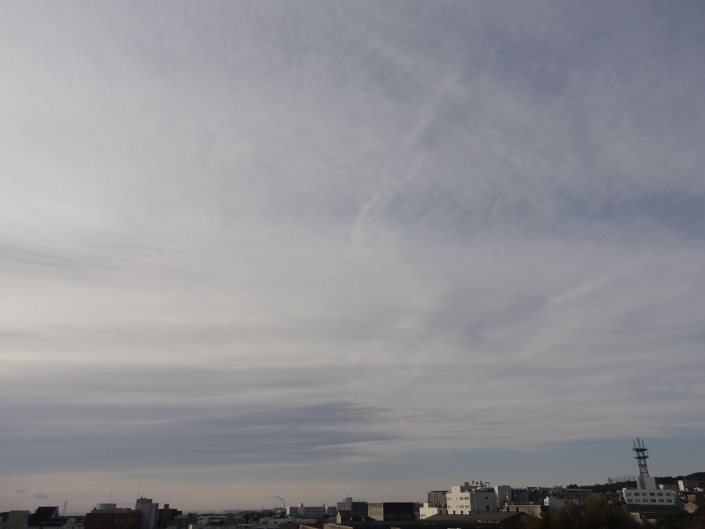 【2026年01月26日09時の空】日立市役所は、曇りです。湿った空気の影響があるため、今日の日立市は、はじめ晴れ間もありますが、雲が広がりやすい天気となる見込みです（市役所での最高気温７℃）。明日は、曇りのち晴れの予想です(最低気温マイナス１℃、最高気温１０℃）。#日立市天気