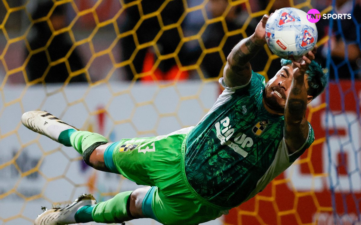 TNTSportsCL's tweet image. 🟡⚫🏆 Supercopa a mano limpia: Coquimbo Unido se consagra con show del Mono Sánchez en penales

Revisa los detalles 📲 bit.ly/4a0aYi8