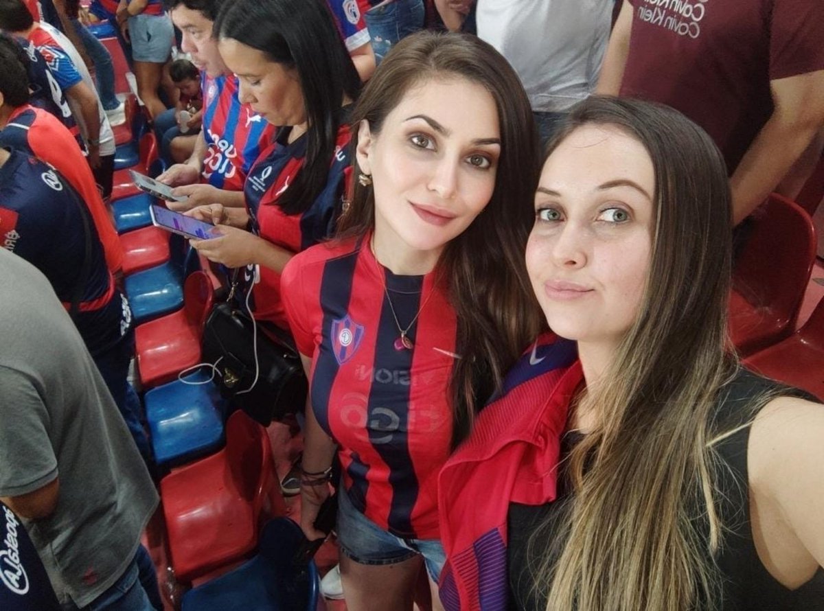 A la cancha no se va a hacer política ☝️

Se va con la familia, con los amigos, con quienes sienten lo mismo 💙❤️

Así fue: <a href="/carlitosrejala/">Carlitos Rejala</a> con su familia💜
<a href="/Guido_baezjara/">Guido Baez</a> como siempre presente! con sus amigos

Estamos Del Lado Correcto de la Historia💙❤️
<a href="/movnuevocerro/">Movimiento Nuevo Cerro</a>