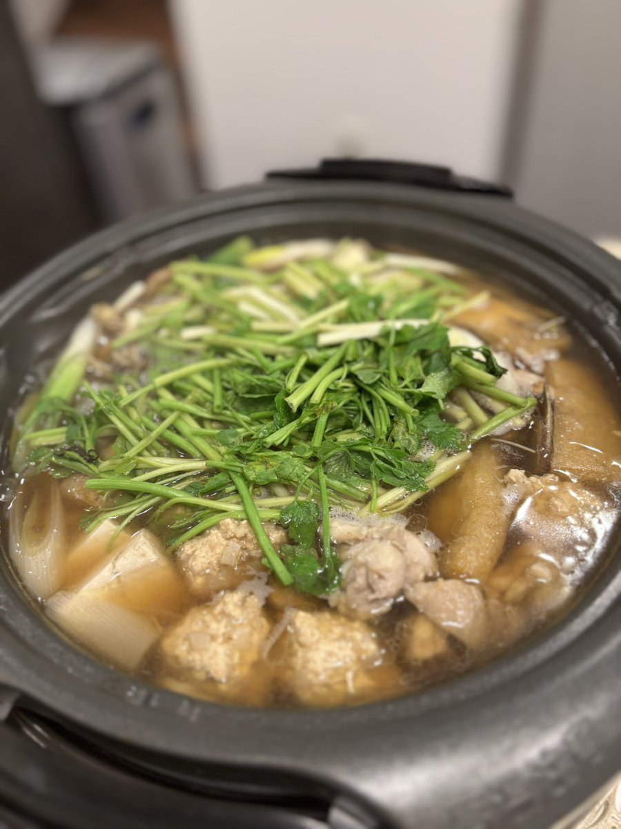 365日お酢料理
黒酢でせり鍋。
クセのある野菜と酢は合うんです。
食べやすくなるから不思議。
ぜひお試しください。