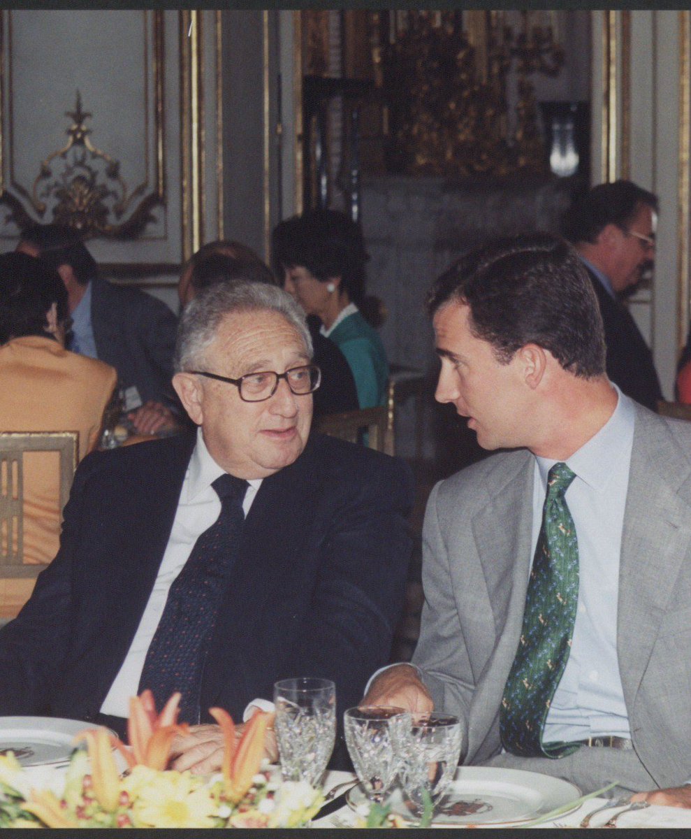 Pacto_Secreto's tweet image. TODO PARECIDO CON LA REALIDAD ES PURA COHENCIDENCIA

- Avraham Heinz Alfred Kissinger: "Pues sí muchacho, yo di la orden de hacer volar a ese hijoputa de Carrero Blanco porque no quería someterse a ✡️nosotros✡️ y pretendía dotar a España de armas nucleares..."

- Felpudo:…