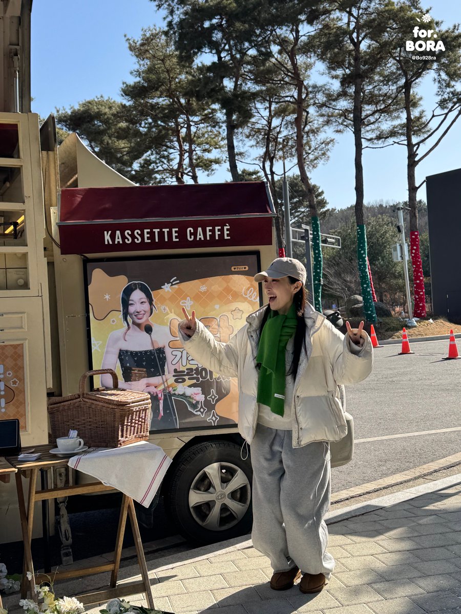 Bo928ra's tweet photo. 📕뮤지컬 레드북
서포트 𝒇𝒐𝒓 #한보라

난 뭐지 ?
     ❝ 제 10회 한국뮤지컬어워즈 ❞
     조연상(여자) 수상자  『 한보라 』 

한보라 배우님의 조연상 수상과 막공을 축하하며
커피차 서포트를 진행하였습니다
— • 보라에게는 기적을 만드는 능력이 있어요 ⭒˙｡✸ https://t.co/Ej7vf2lCZt