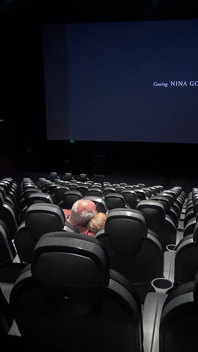 estos abuelitos así al final de Hamnet en el cine