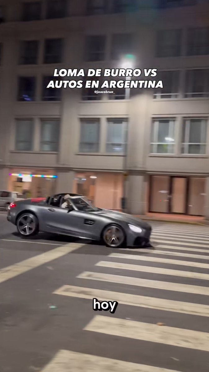 Pusieron una loma de burro en Puerto Madero y los spotters se juntan a ver qué autos se la comen. No se me ocurre un plan mejor.