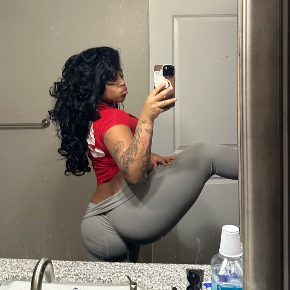 blaccgirldiary's tweet photo. cozy-in the house vibes https://t.co/yAYwl0Bjuh