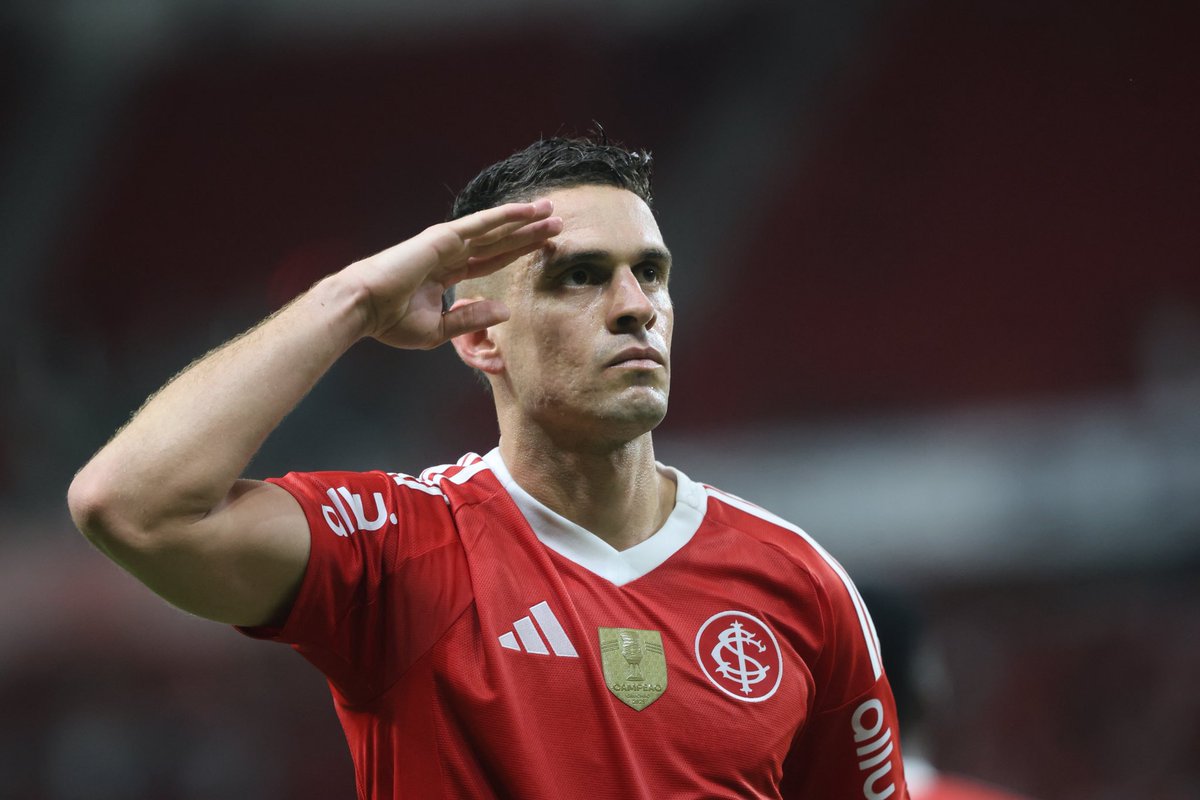 Rafael Borré saindo ovacionado no Beira-Rio depois dos dois gols no Gre-Nal.

Esse ano é dele. 🫡

📸 | Ricardo Duarte/Inter
